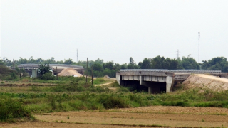 Công trình đường tránh lũ trăm tỷ tại Quảng Nam “đứng bánh”, vì sao?