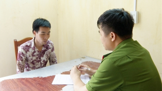 Bắt con nghiện trộm phụ kiện cột điện