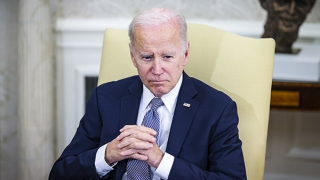 Cơn sóng ngầm dưới chân vách đá