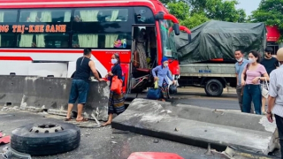 Tài xế xe khách lái ẩu, phụ xe và 3 hành khách bị thương