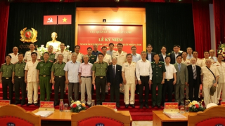 Thủ tướng Chính phủ tặng Cục Quản lý xuất nhập cảnh 11 chữ vàng