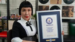 Người phụ nữ có lông mi dài nhất thế giới