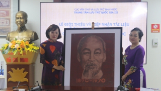 Tiếp nhận tài liệu về Chủ tịch Hồ Chí Minh của họa sĩ Bùi Trang Chước