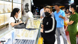 Người phụ nữ dùng ô tô đi ăn trộm vàng