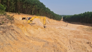 Làm ngơ hay “bảo kê” doanh nghiệp khai thác hàng chục nghìn m3 đất rừng?