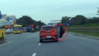 Tước bằng nữ tài xế ô tô mở cửa xe khi đi trên Quốc lộ 1A
