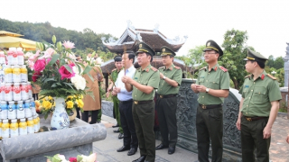 Thứ trưởng Trần Quốc Tỏ dâng hương tại Khu di tích Kim Liên