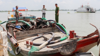 Bắt ghe gỗ khai thác cát trái phép trên tuyến sông Cổ Chiên
