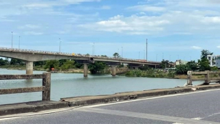 Nứt gãy nghiêm trọng lan can cầu Câu Lâu cũ bắc qua sông Thu Bồn
