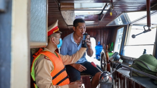 Theo chân CSGT đường thủy "thổi cồn" trên sông Đuống