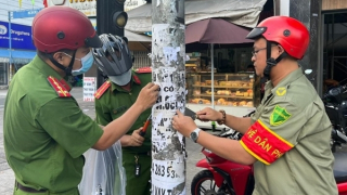 Công an cùng người dân xóa quảng cáo bôi bẩn đường phố