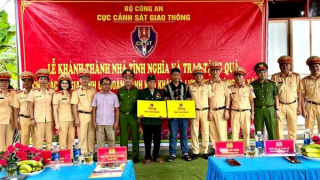 Trao tặng 2 nhà tình nghĩa cùng nhiều phần quà cho Công an xã và người dân Nam Đông