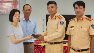 CSGT trao trả tài sản cho du khách Hàn Quốc