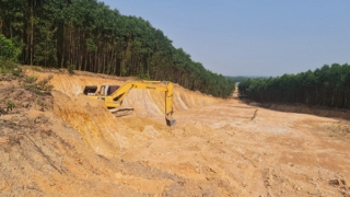 Làm ngơ hay “bảo kê” doanh nghiệp khai thác hàng chục nghìn m3 đất rừng?