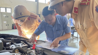 CSGT tiếp tục tăng cường hỗ trợ các trung tâm đăng kiểm