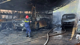 Cháy bãi giữ xe, 8 ô tô và 1 căn nhà bị hư hỏng nặng