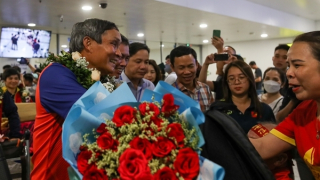 Người hâm mộ ra sân bay đón tuyển nữ Việt Nam sau chiến tích lịch sử