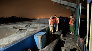 2 tàu hút cát lậu hoạt động ở địa bàn giáp ranh