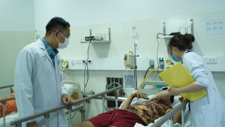 Ăn giò lụa bán dạo, 3 trẻ nhỏ nhập viện cấp cứu