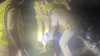 Bị lập biên bản giữ xe vì say rượu, đi mua dao đâm CSGT trọng thương