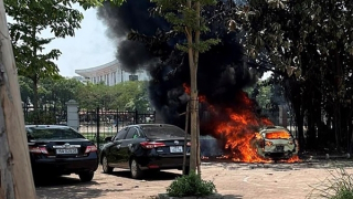 Hà Nội: Xế hộp cháy rụi khi đang đỗ tránh nắng trong khuôn viên