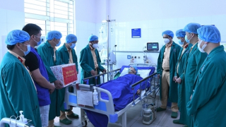 Lãnh đạo Bộ Công an thăm hỏi, tặng quà Thiếu tá CSGT bị đối tượng vi phạm nồng độ cồn đâm trọng thương