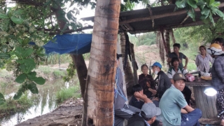 Sáu người cùng uống trà dưới gốc cây, một người bất ngờ bị sét đánh chết