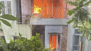 Cháy nhà 4 tầng, cả gia đình leo ban công qua nhà hàng xóm thoát nạn