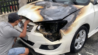 Đỗ trước cửa nhà, ôtô con bỗng dưng bốc cháy