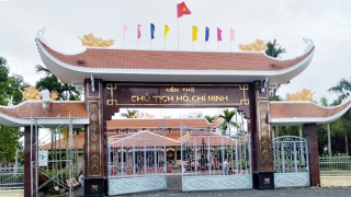 Viếng đền thờ Bác Hồ ở Châu Thới