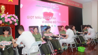 Cán bộ, chiến sĩ Cục Quản lý xuất nhập cảnh hiến máu nhân đạo