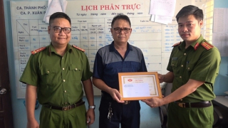 Tặng thư khen cho 2 công dân không tham của rơi