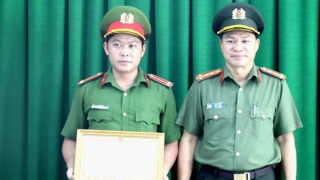 Trao Bằng khen của Bộ Công an tặng Trung úy Trần Nhật Duy