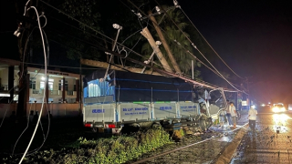 Hơn 8.600 hộ dân mất điện do xe tải tông gãy 2 trụ điện