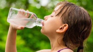 Xử lý thế nào khi trẻ bị say nắng?