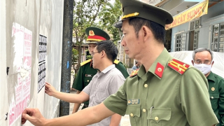 TP Hồ Chí Minh liên tục ra quân bóc gỡ, xóa bỏ quảng cáo trái phép