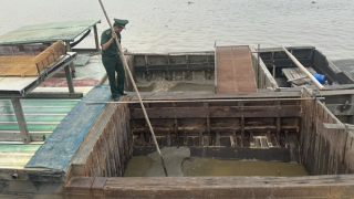 “Cát tặc” tháo chạy như đua thuyền vào các con rạch khi bị phát hiện