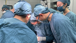 Phẫu thuật cứu bệnh nhi 35 tuần tuổi bị viêm phúc mạc bào thai