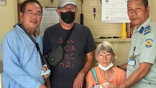 Du khách người Pháp vui mừng nhận lại tài sản đánh rơi