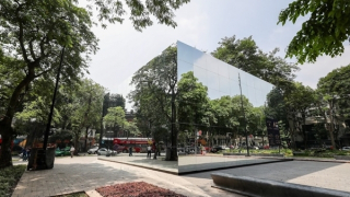 Độc đáo triển lãm với bốn khối gương khổng lồ ở vườn hoa Hà Nội