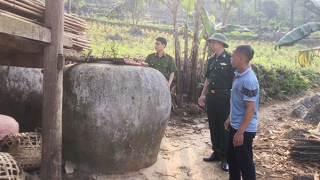 Đi 10km cõng nước về Lục Khu