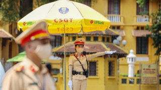 Nắng nóng hơn 40 độ C, nữ CSGT cùng đồng đội đảm bảo ATGT cho kỳ họp Quốc hội