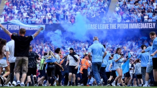 Cổ động viên “quá khích” làm chậm lễ nâng cup của Man City