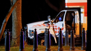 Xe tải đáng ngờ đâm vào hàng rào gần Nhà Trắng