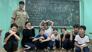 Lớp học tình thương của anh bảo vệ dân phố