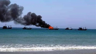 Tàu cá đang neo đậu, bị chập điện bốc cháy