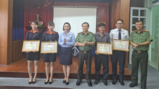 Khen thưởng các cá nhân hỗ trợ bắt kẻ cướp ngân hàng