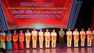 Khai mạc Liên hoan “Bác Hồ - Niềm tin yêu qua từng trang sách”