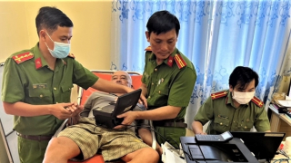 Công an vùng biên đến tận nhà hỗ trợ người già, khuyết tật làm CCCD