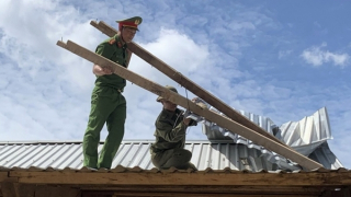 Công an huyện miền núi giúp người dân lợp lại mái nhà sau giông lốc